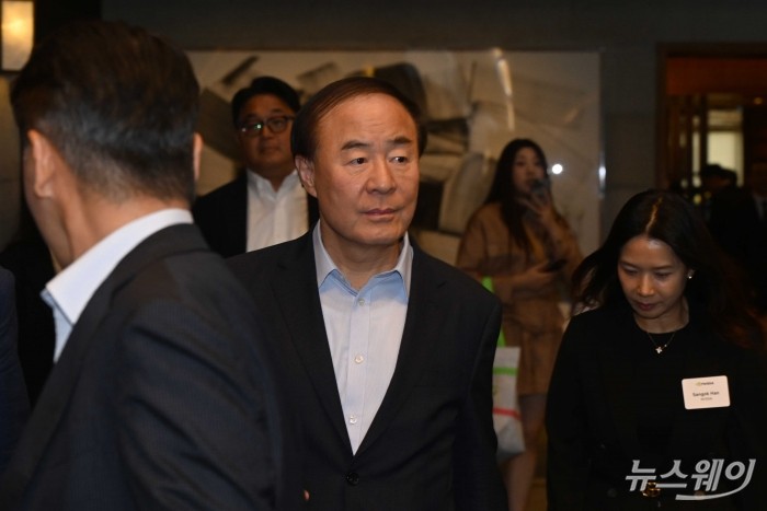 전영현 삼성전자 대표이사 겸 디바이스솔루션(DS) 부문장(부회장)이 8일 오후 서울 중구 신라호텔에서 열린 젠슨 황 엔비디아 최고경영자 주최 '코리아 AI 에코시스템 리셉션'에 참석하기 위해 이동하고 있다. 사진=강민석 기자