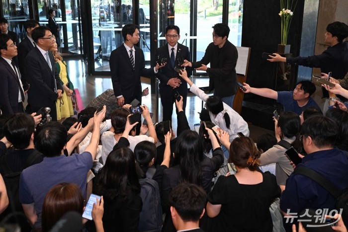 배경훈 부총리 겸 과학기술정보통신부 장관이 8일 오후 서울 중구 신라호텔에서 열린 젠슨 황 엔비디아 최고경영자의 '코리아 AI 에코시스템 리셉션'에 참석하기 앞서 취재진의 질문에 답변하고 있다. 사진=강민석 기자