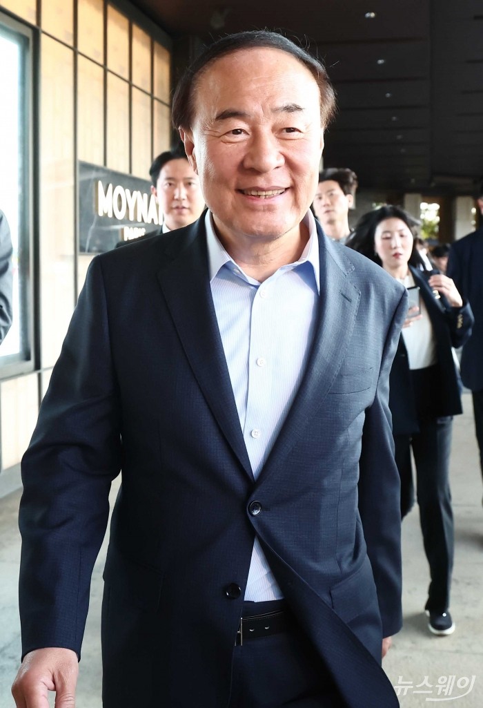 전영현 삼성전자 대표이사 겸 디바이스솔루션(DS) 부문장(부회장)이 8일 오후 서울 중구 신라호텔에서 열린 젠슨 황 엔비디아 최고경영자 주최 '코리아 AI 에코시스템 리셉션'에 참석하기 위해 이동하고 있다. 사진=강민석 기자