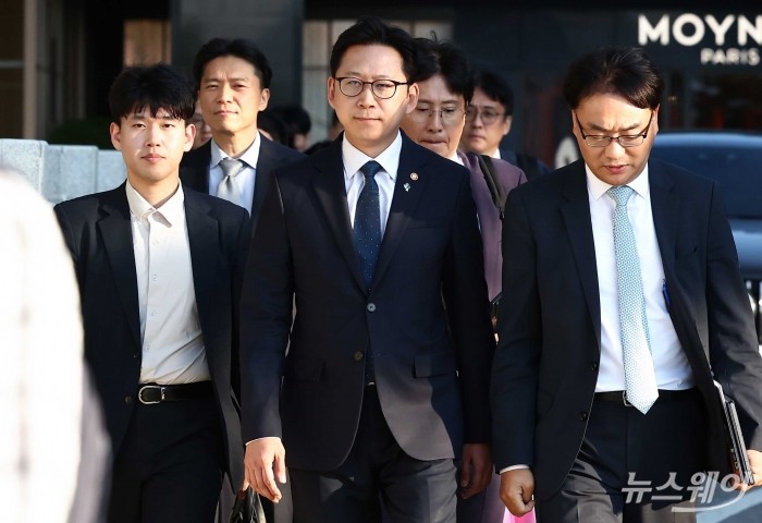 배경훈 부총리 겸 과학기술정보통신부 장관이 8일 오후 서울 중구 신라호텔에서 열린 젠슨 황 엔비디아 최고경영진의 '코리아 AI 에코시스템 리셉션'에 참석하기 위해 이동하고 있다. 사진=강민석 기자
