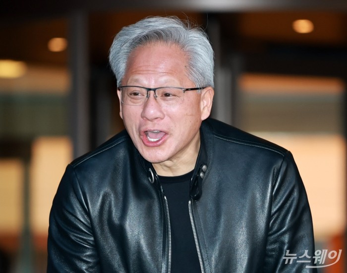 젠슨 황 엔비디아 창립자 겸 최고경영자가 8일 오후 서울 중구 신라호텔에서 열린 '코리아 AI 에코시스템 리셉션'을 마친 뒤 취재진의 질문에 답변하고 있다. 사진=강민석 기자