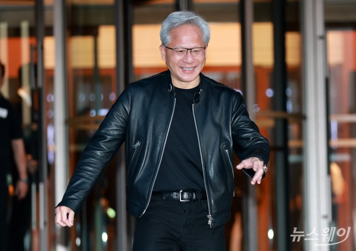 젠슨 황 엔비디아 창립자 겸 최고경영자가 8일 오후 서울 중구 신라호텔에서 열린 '코리아 AI 에코시스템 리셉션'을 마친 뒤 발표장을 나오고 있다. 사진=강민석 기자