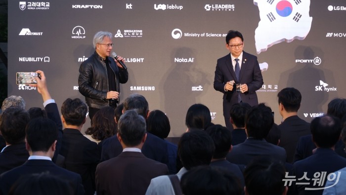 젠슨 황 엔비디아 창립자 겸 최고경영자가 8일 오후 서울 중구 신라호텔에서 열린 엔비디아 '코리아 AI 에코시스템 리셉션'에서 배경훈 과기부총리와 청중에 인사를 하고 있다. 사진=강민석 기자