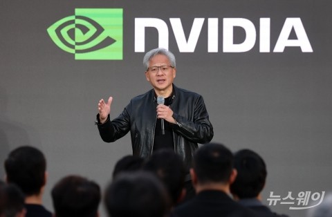 젠슨 황 '글로벌 광폭 행보' 무색...엔비디아, 애플에 시총 1위 내줘