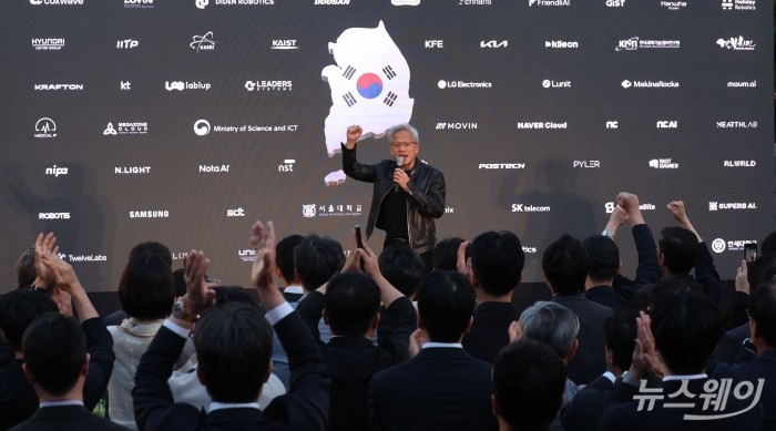 젠슨 황 엔비디아 창립자 겸 최고경영자가 8일 오후 서울 중구 신라호텔에서 열린 엔비디아 '코리아 AI 에코시스템 리셉션'에서 연설을 하고 있다. 사진=강민석 기자