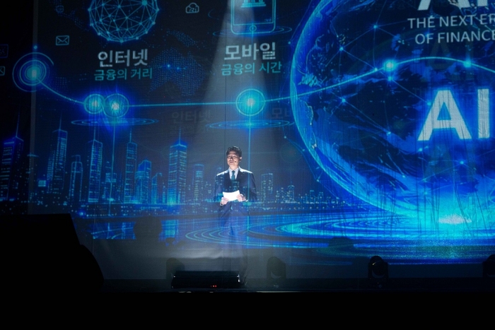 NH농협은행 강태영 은행장이「NH AGENTIC AI BANK」비전 선포식에서 비전 키노트 발표를 하고 있다. 사진=NH농협은행