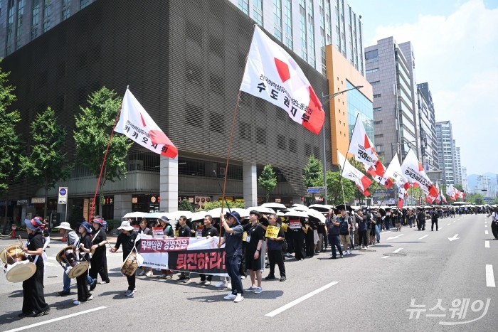 민주노총 전국화학섬유식품산업노동조합 카카오지회가 10일 경기 성남시 카카오 판교아지트 일대에서 부분 파업을 돌입하며 2026 임단협 승리 결의대회를 진행하기 위해 유스페이스 야외광장으로 행진하고 있다.사진=강민석 기자