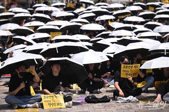 부분 파업을 돌입한 민주노총 전국화학섬유식품산업노동조합 카카오지회가 10일 경기 성남시 유스페이스 야외광장에서 열린 2026 임단협 승리 결의대회에서 손팻말을 들고 있다. 사진=강민석 기자