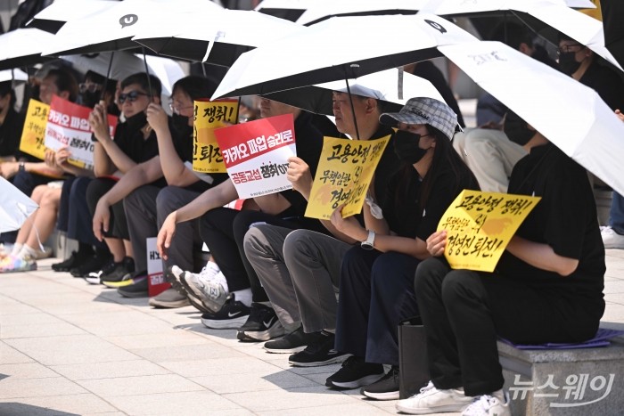 부분 파업을 돌입한 민주노총 전국화학섬유식품산업노동조합 카카오지회가 10일 경기 성남시 유스페이스 야외광장에서 열린 2026 임단협 승리 결의대회에서 손팻말을 들고 있다. 사진=강민석 기자