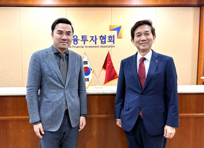 황성엽(오른쪽) 금융투자협회장이 10일 서울 여의도 금융투자협회에서 열린 간담회에서 장젠 신만굉원증권 최고경영자(CEO)와 자본시장 협력 방안을 논의했다. 사진=금융투자협회 제공