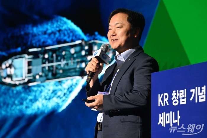 김형관 HD한국조선해양 대표이사가 11일 오후 서울 종로구 포시즌스호텔에서 열린 'KR 창립 기념 기술세미나'에서 '대한민국 조선산업의 AI 혁신'을 주제로 발표하고 있다. 사진=강민석 기자