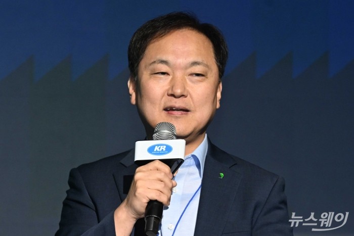 김형관 HD한국조선해양 대표이사가 11일 오후 서울 종로구 포시즌스호텔에서 열린 'KR 창립 기념 기술세미나'에서 '대한민국 조선산업의 AI 혁신'을 주제로 발표하고 있다. 사진=강민석 기자