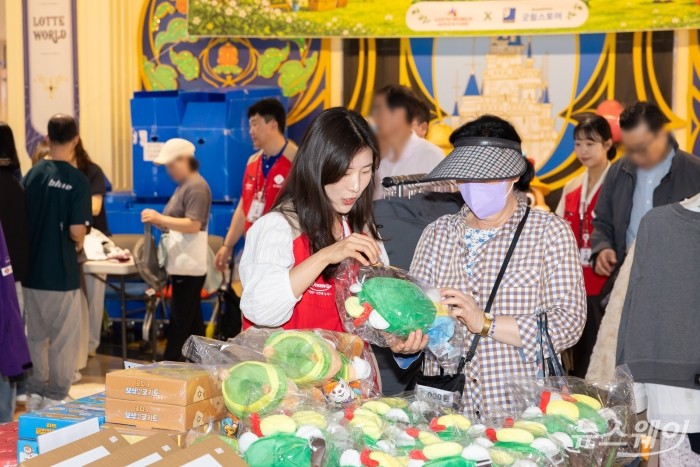 제5회 '롯데월드 플리마켓'이 10일 서울 송파구 롯데월드에서 진행되고 있는 가운데 방문객들이 임직원 기부 물품과 캐릭터 상품 등을 살펴보고 있다. 이번 판매 수익금은 밀알복지재단 '굿윌스토어'에 전액 기부된다. 사진=롯데월드