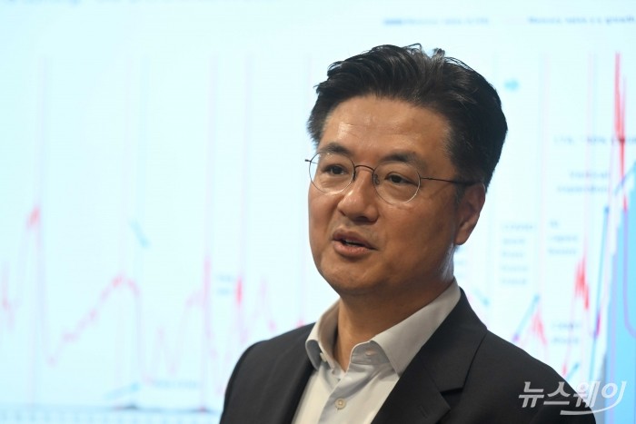 정창원 노무라증권 아시아 리서치 공동 대표가 12일 오전 서울 중구 서울파이낸스센터에서 열린 '2026년 한국 경제 및 주식 시장' 기자간담회에서 발표를 하고 있다. 사진=강민석 기자