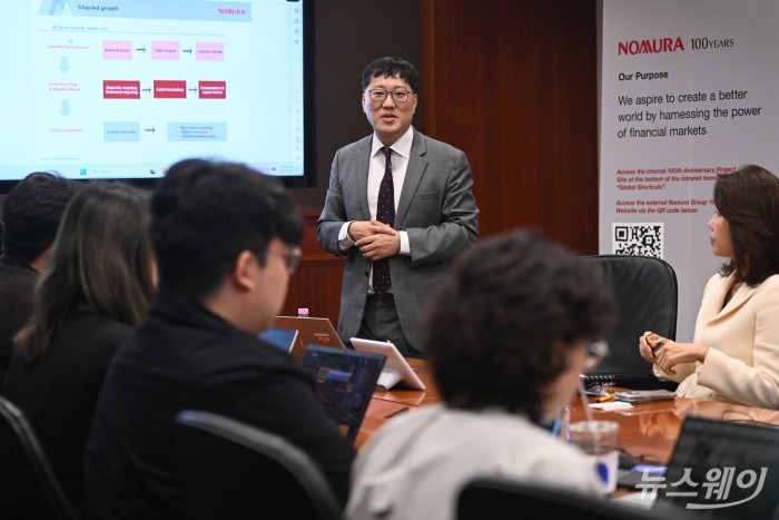 박정우 노무라증권 이코노미스트가 12일 오전 서울 중구 서울파이낸스센터에서 열린 '2026년 한국 경제 및 주식 시장' 기자간담회에서 발표를 하고 있다. 사진=강민석 기자