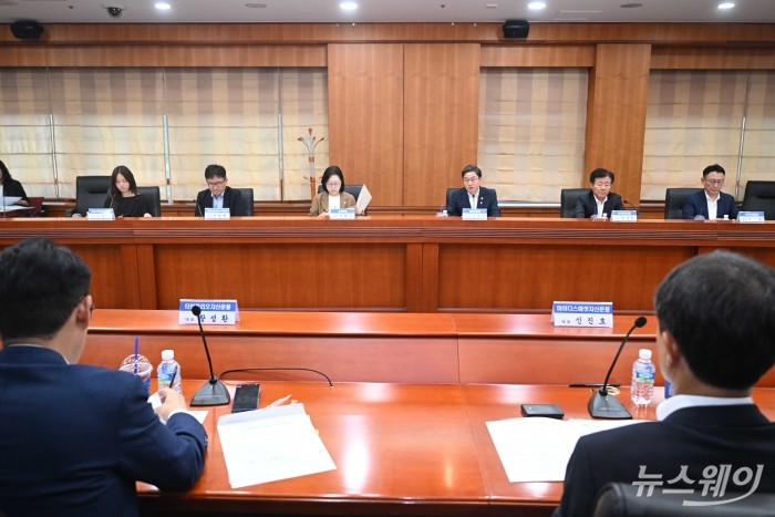 (오른쪽 세 번째)이억원 금융위원장이 12일 오후 서울 여의도 금융투자협회에서 열린 국민참여형 국민성장펀드 운용사 간담회에서 모두발언을 하고 있다. 사진=강민석 기자