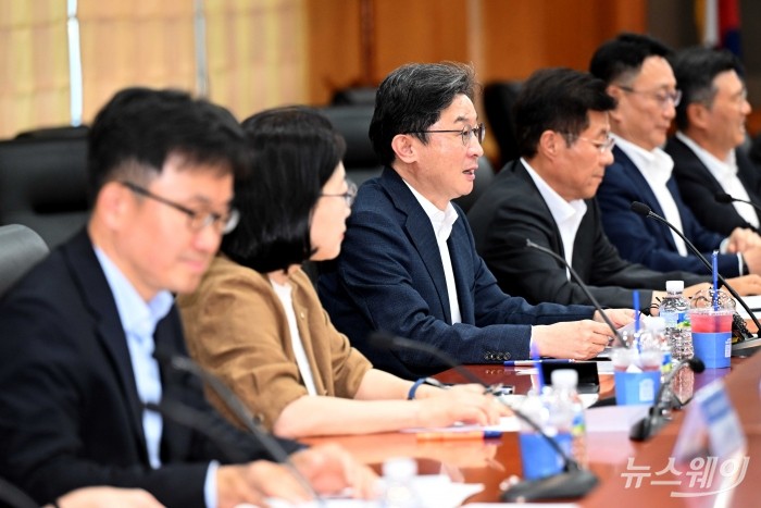 이억원 금융위원장이 12일 오후 서울 여의도 금융투자협회에서 열린 국민참여형 국민성장펀드 운용사 간담회에서 모두발언을 하고 있다. 사진=강민석 기자