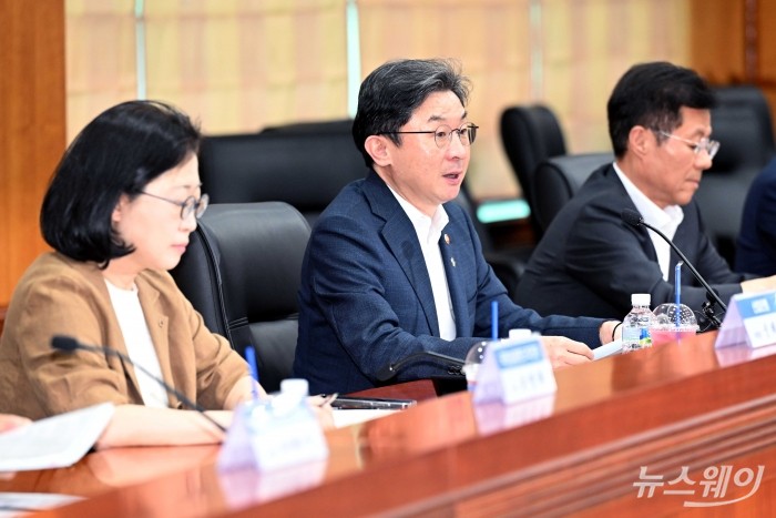 이억원 금융위원장이 12일 오후 서울 여의도 금융투자협회에서 열린 국민참여형 국민성장펀드 운용사 간담회에서 모두발언을 하고 있다. 사진=강민석 기자