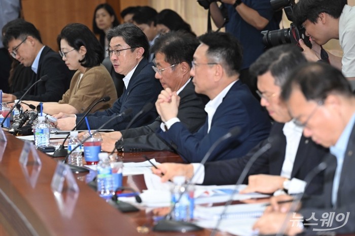 이억원 금융위원장이 12일 오후 서울 여의도 금융투자협회에서 열린 국민참여형 국민성장펀드 운용사 간담회에서 모두발언을 하고 있다. 사진=강민석 기자