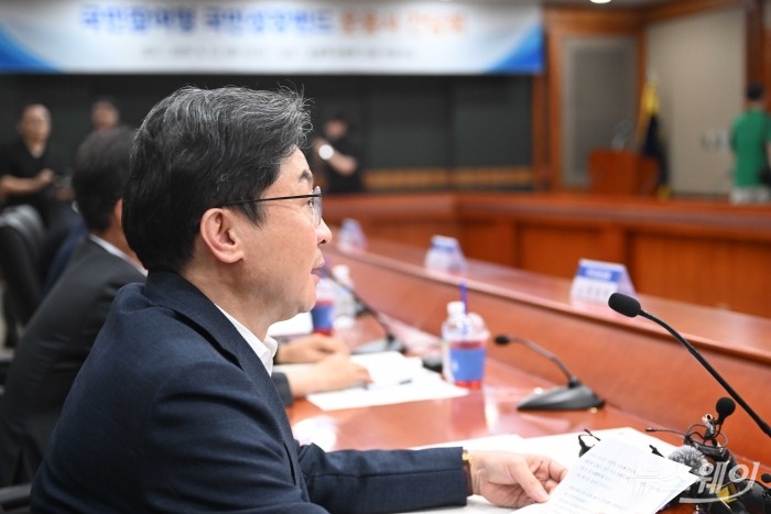 이억원 금융위원장이 12일 오후 서울 여의도 금융투자협회에서 열린 국민참여형 국민성장펀드 운용사 간담회에서 모두발언을 하고 있다. 사진=강민석 기자
