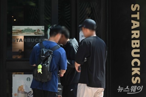 대표 날리고 매장 닫고···스타벅스 '탱크데이' 한 줄의 대가