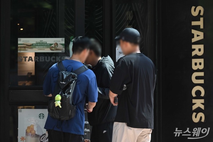 대표 날리고 매장 닫고···스타벅스 '탱크데이' 한 줄의 대가