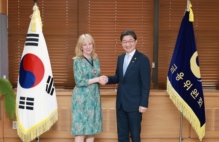 이억원 금융위원장이 15일 오전 서울 종로구 정부서울청사에서 데임수전 랭글리(Dame Susan Langley) 영국 런던금융특구 시장과 만나 한·영 금융협력 강화 방안에 대해 논의했다. 사진=금융위원회
