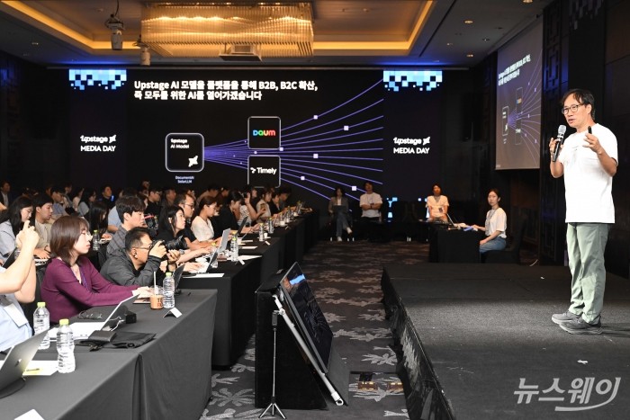 김성훈 업스테이지 대표가 16일 오전 서울 여의도 콘래드호텔에서 열린 업스테이지 기자간담회에서 발표를 하고 있다. 사진=강민석 기자