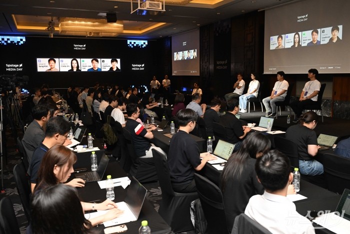 '업스테이지' 기자간담회가 16일 오전 서울 여의도 콘래드호텔에서 열리고 있다. (왼쪽부터)김성훈 업스테이지 대표, 진윤정 CFO, 이 AXZ 대표, 김대환 타임리 대표. 사진=강민석 기자