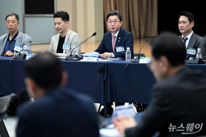 이억원 금융위원장이 17일 오후 서울 중구 예금보험공사에서 열린 포용금융 현장 대토론회에서 모두발언을 하고 있다. 사진=강민석 기자