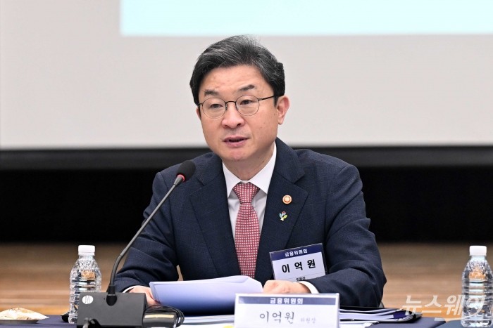 이억원 금융위원장이 17일 오후 서울 중구 예금보험공사에서 열린 포용금융 현장 대토론회에서 모두발언을 하고 있다. 사진=강민석 기자