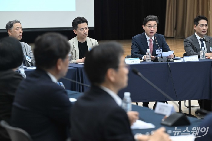 이억원 금융위원장이 17일 오후 서울 중구 예금보험공사에서 열린 포용금융 현장 대토론회에서 모두발언을 하고 있다. 사진=강민석 기자