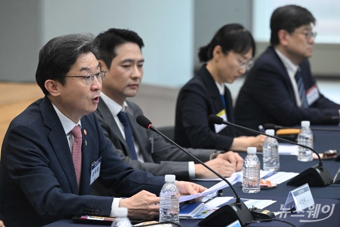 이억원 금융위원장이 17일 오후 서울 중구 예금보험공사에서 열린 포용금융 현장 대토론회에서 모두발언을 하고 있다. 사진=강민석 기자