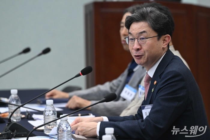 이억원 금융위원장이 17일 오후 서울 중구 예금보험공사에서 열린 포용금융 현장 대토론회에서 모두발언을 하고 있다. 사진=강민석 기자