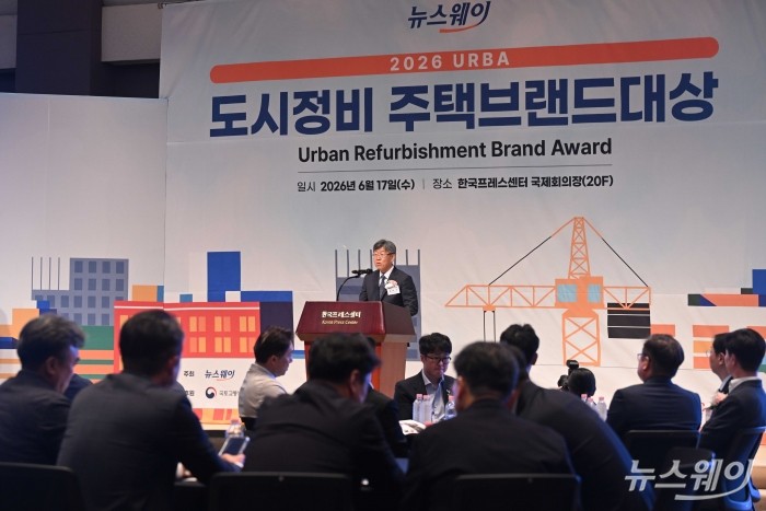 김이탁 국토교통부 제1차관이 17일 오후 서울 중구 한국프레스센터에서 열린 뉴스웨이 '2026 도시정비 주택브랜드대상' 시상식에서 축사를 하고 있다. 사진=강민석 기자