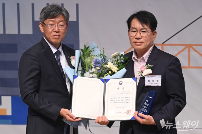 (왼쪽)김이탁 국토교통부 제1차관이 17일 오후 서울 중구 한국프레스센터에서 열린 뉴스웨이 '2026 도시정비 주택브랜드대상' 시상식에서 김명준 포스코이앤씨 서부사업단장에게 종합대상 비수도권 부문 국토교통부 장관상을 수여한 뒤 기념촬영을 하고 있다. 사진=강민석 기자