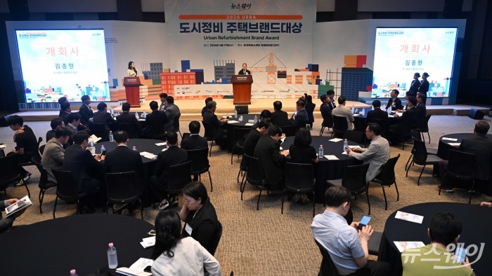 김종현 뉴스웨이 회장이 17일 오후 서울 중구 한국프레스센터에서 열린 '2026 도시정비 주택브랜드대상' 시상식에서 개회사를 하고 있다. 사진=강민석 기자