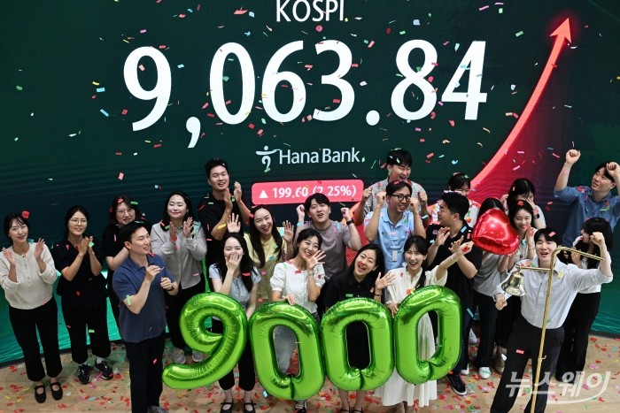 코스피 지수가 종가 기준 사상 처음 9000선을 넘어선 18일 오후 서울 중구 하나은행 딜링룸에서 딜러들이 '코스피 9000 돌파 기념 타종' 축하 세리머니를 하고 있다. 이날 코스피는 199.60포인트(2.25%) 오른 9063.84로 장마감했다. 사진=강민석 기자