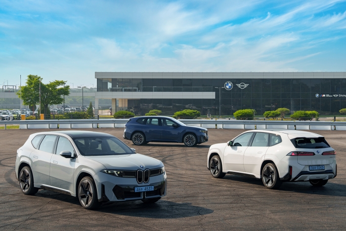 최첨단 소프트웨어로 611km 달린다···BMW 야심작 iX3 출시