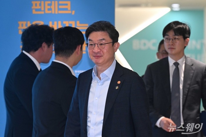 이억원 금융위원장이 19일 오전 경기 성남시 서강대학교 판교디지털혁신캠퍼스 기술경영전문대학원에서 열린 샌드박스 제도개선 발표에 참석하기 위해 발표장으로 향하고 있다. 사진=강민석 기자