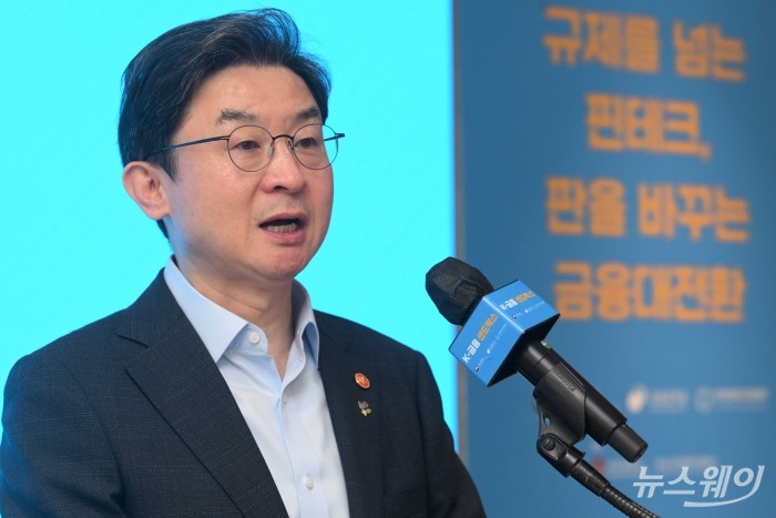 이억원 금융위원장이 19일 오전 경기 성남시 서강대학교 판교디지털혁신캠퍼스 기술경영전문대학원에서 열린 샌드박스 제도개선 발표에서 모두발언을 하고 있다. 사진=강민석 기자