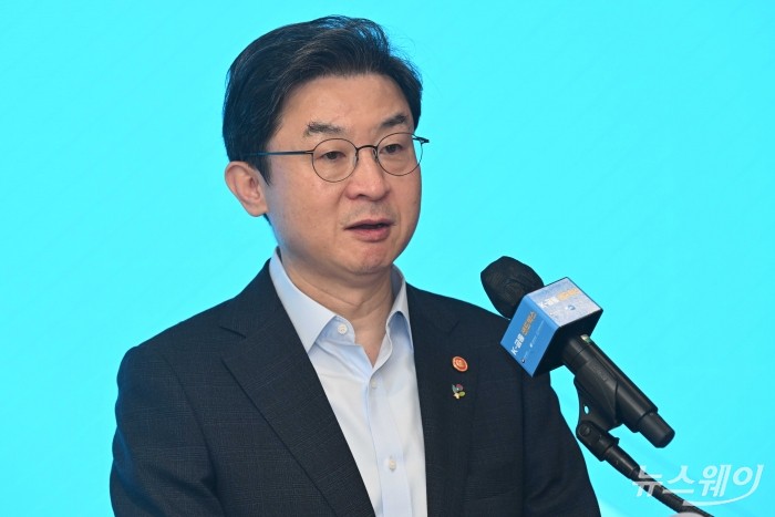 이억원 금융위원장이 19일 오전 경기 성남시 서강대학교 판교디지털혁신캠퍼스 기술경영전문대학원에서 열린 샌드박스 제도개선 발표에서 모두발언을 하고 있다. 사진=강민석 기자