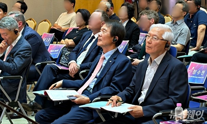 김종훈 한미글로벌 회장(가운데), 한찬건 한미글로벌 부회장이 'Global PM Summit 2026'에서 강연을 듣고 있다. 사진=박상훈 기자