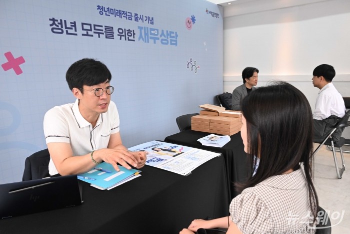 최고 연 7~8% 금리를 제공하는 '청년미래적금' 가입이 시작된 22일 오전, 서울 성동구 뚝섬역 인근에 마련된 부스에서 시민들이 상담을 받고 있다. 사진=강민석 기자