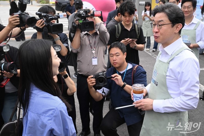 이억원 금융위원장이 22일 오전 서울 성동구 뚝섬역 인근에서 이날 출시된 '청년미래적금'을 시민들에게 홍보하고 있다. 사진=강민석 기자