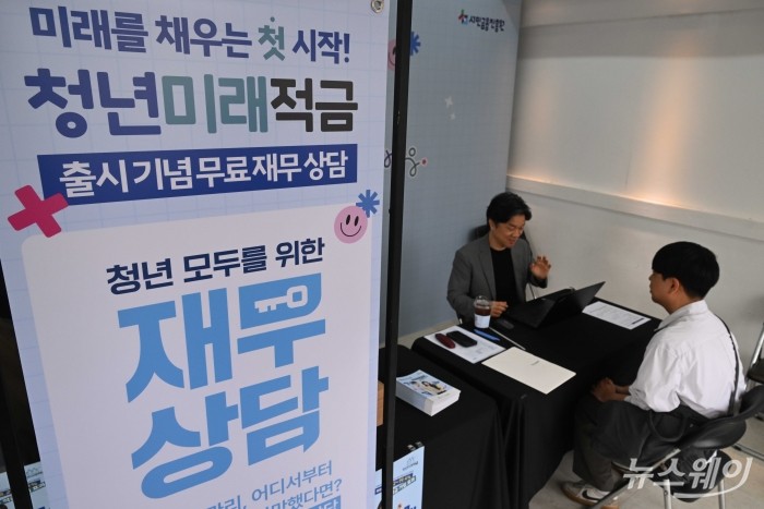 최고 연 7-8% 금리를 제공하는 '청년미래적금' 가입이 시작된 22일 오전 서울 성동구 뚝섬역 인근에 마련된 부스에서 시민이 상담을 받고 있다. 사진=강민석 기자
