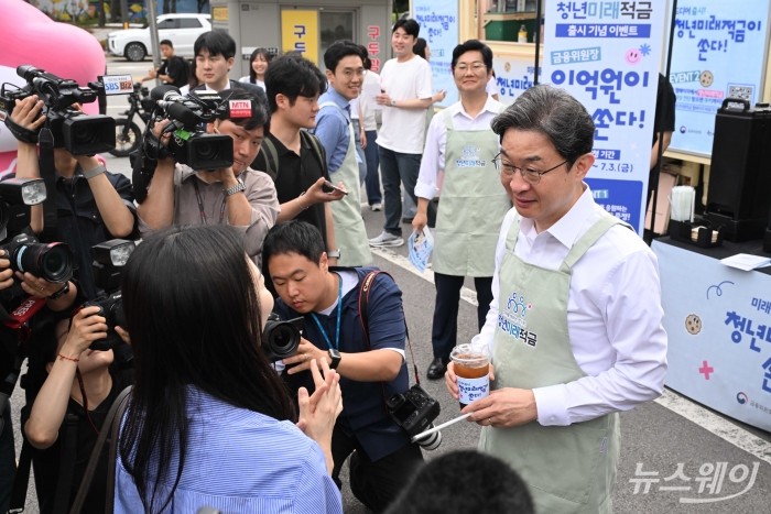 이억원 금융위원장이 22일 오전 서울 성동구 뚝섬역 인근에서 이날 출시된 '청년미래적금'을 시민들에게 홍보하고 있다. 사진=강민석 기자