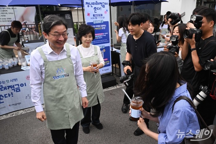 이억원 금융위원장이 22일 오전 서울 성동구 뚝섬역 인근에서 이날 출시된 '청년미래적금'을 시민에게 설명하고 있다. 사진=강민석 기자