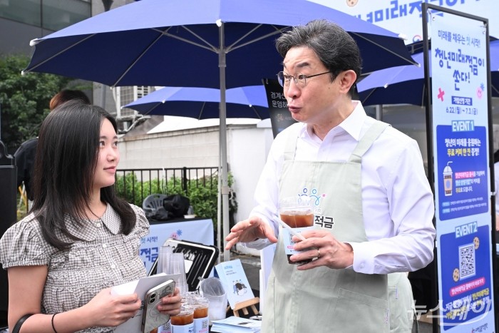 이억원 금융위원장이 22일 오전 서울 성동구 뚝섬역 인근에서 이날 출시된 '청년미래적금'을 시민에게 홍보하고 있다. 사진=강민석 기자