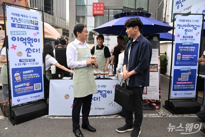 이억원 금융위원장이 22일 오전 서울 성동구 뚝섬역 인근에서 이날 출시된 '청년미래적금'을 시민에게 홍보하고 있다. 사진=강민석 기자